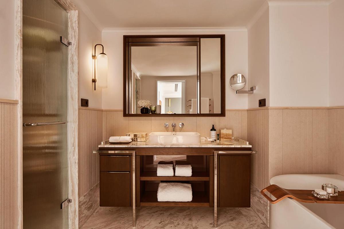 Ein Badezimmer in der Unterkunft Rosewood Munich