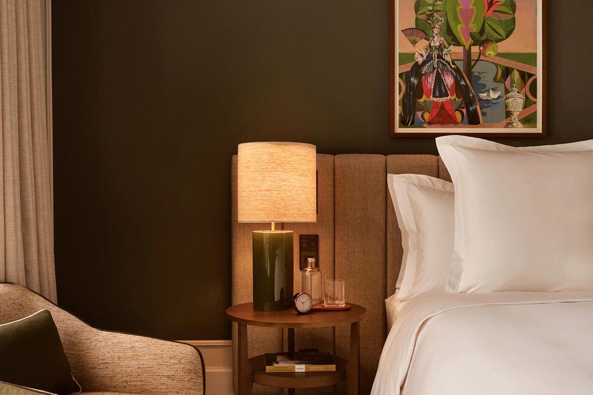 Ein Bett oder Betten in einem Zimmer der Unterkunft Rosewood Munich