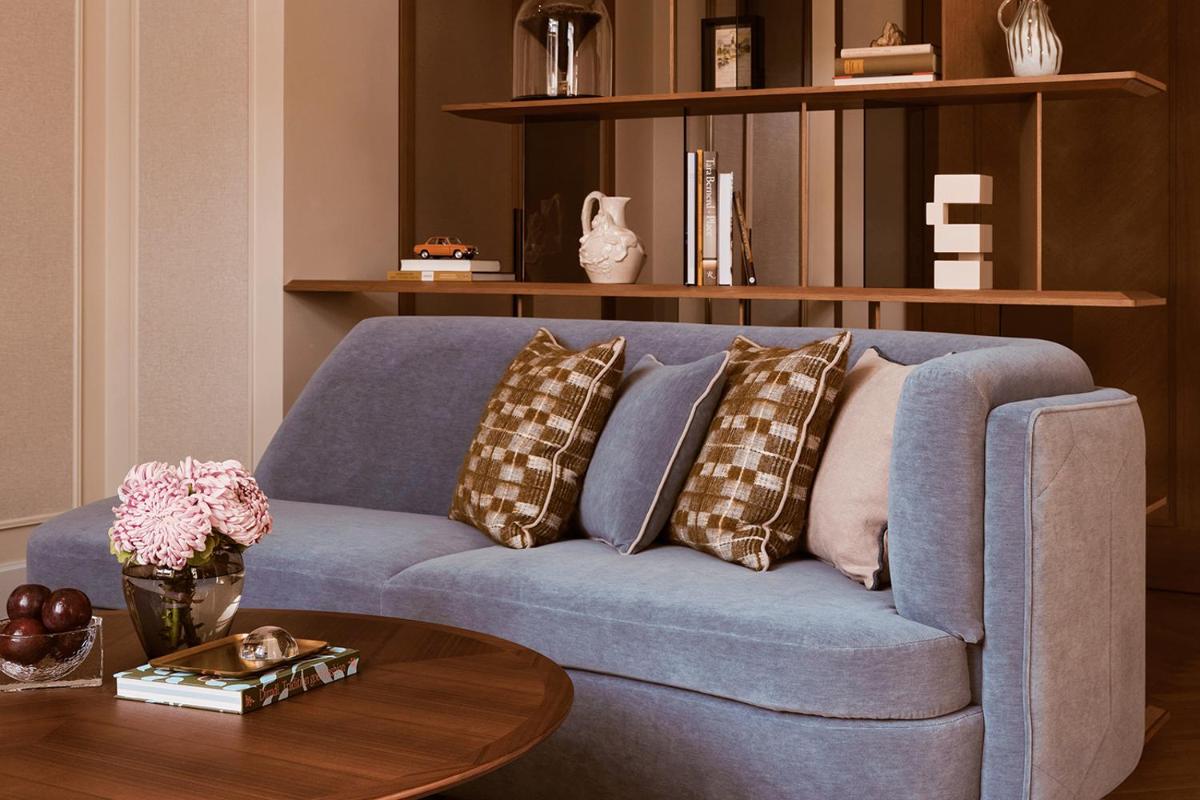 Ein Sitzbereich in der Unterkunft Rosewood Munich