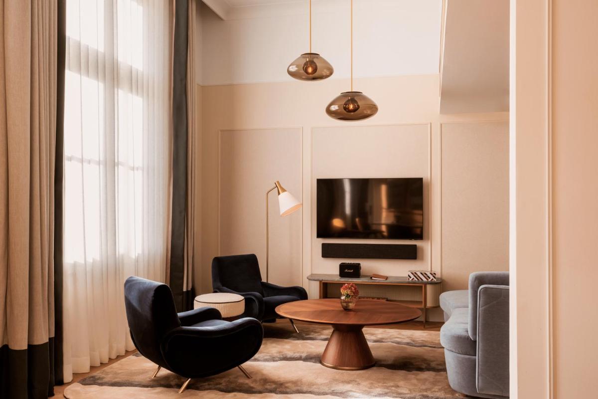 Ein Sitzbereich in der Unterkunft Rosewood Munich