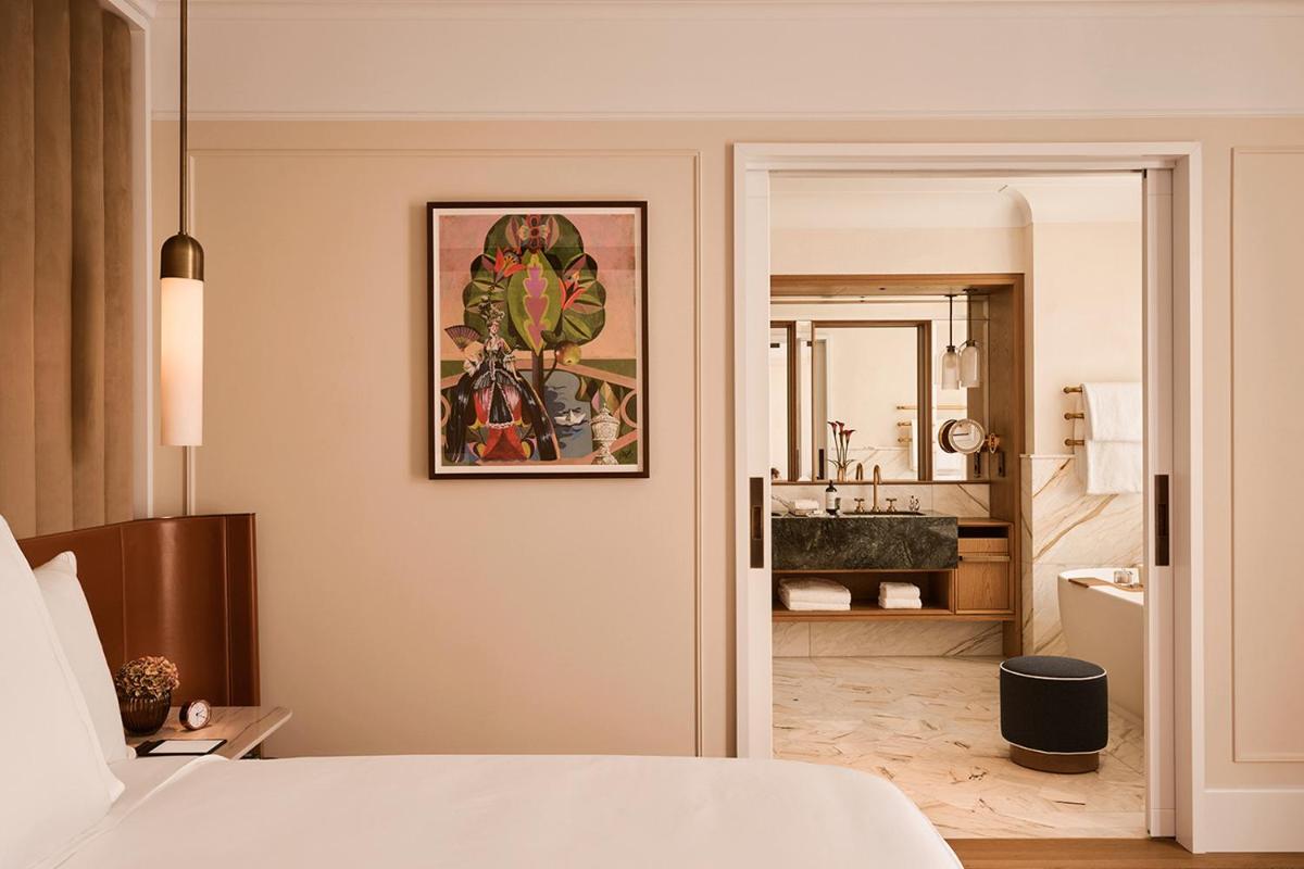 Ein Bett oder Betten in einem Zimmer der Unterkunft Rosewood Munich