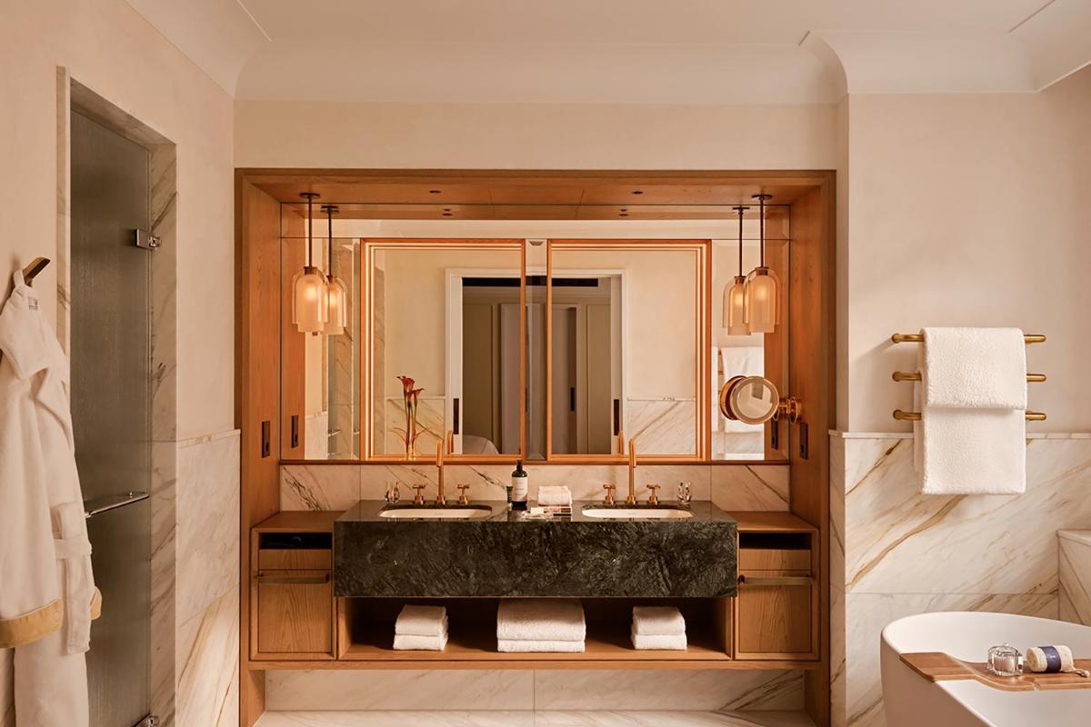 Ein Badezimmer in der Unterkunft Rosewood Munich