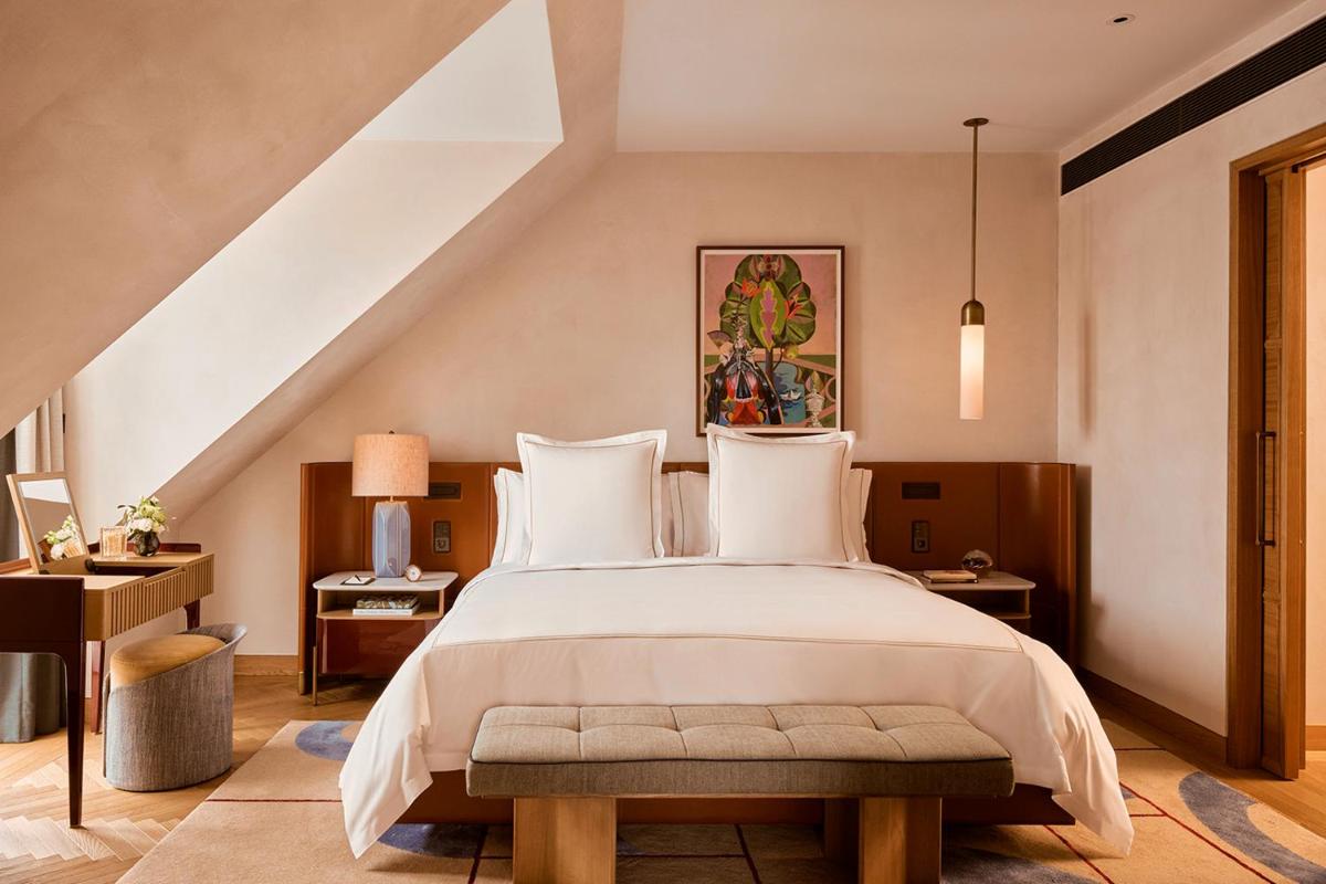 Ein Bett oder Betten in einem Zimmer der Unterkunft Rosewood Munich
