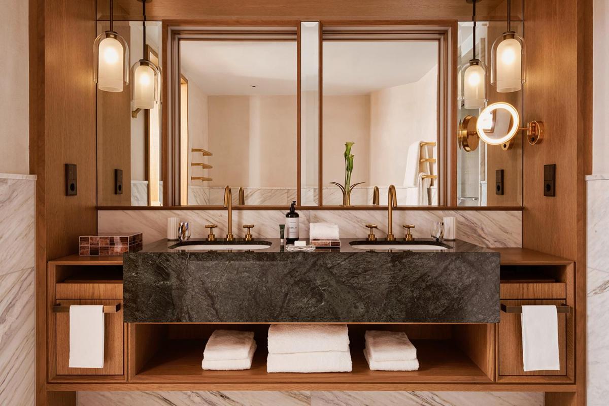 Ein Badezimmer in der Unterkunft Rosewood Munich