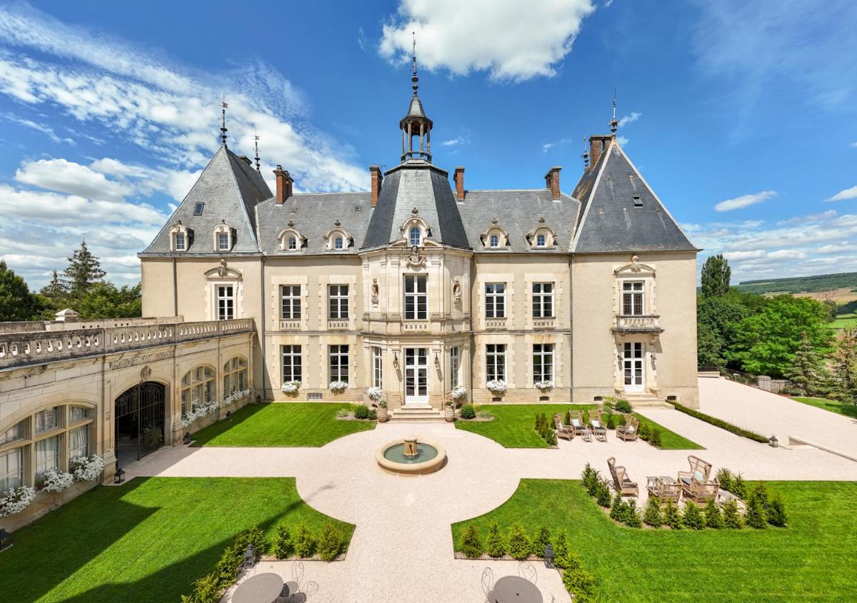 un domaine avec un grand bâtiment et une cour dans l'établissement Château Sainte Sabine, à Sainte-Sabine