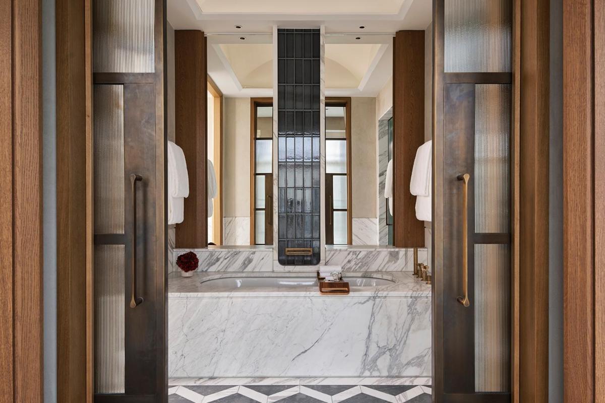 Ein Bett oder Betten in einem Zimmer der Unterkunft Rosewood Munich
