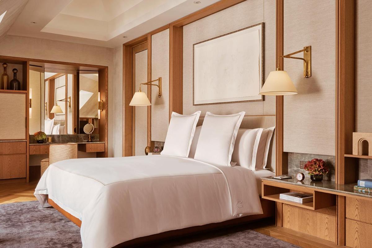 Ein Bett oder Betten in einem Zimmer der Unterkunft Rosewood Munich
