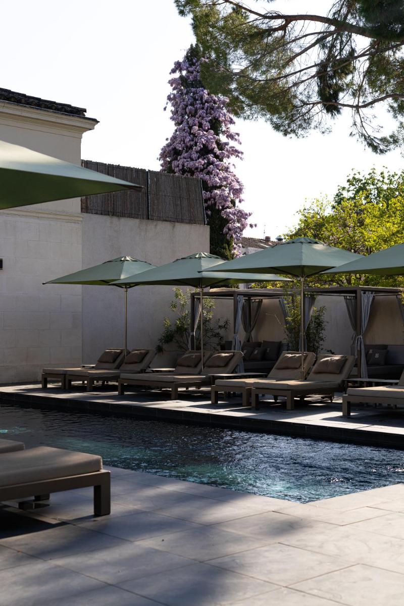 Piscine de l'établissement Hôtel Le Saint Remy & Spa ou située à proximité