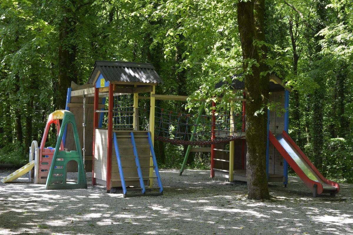 Aire de jeux pour enfants de l'établissement Le Bois Dormant-Hôtel Restaurant & Spa Logis Hôtel