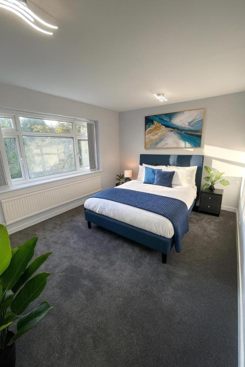 Spacious 3 BR in Hale, Driveway 5 Min Airport - Housity