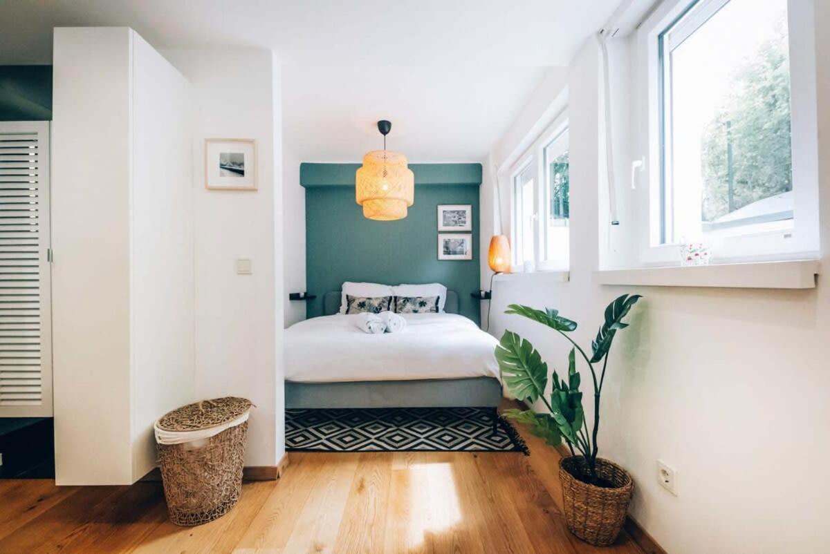 Cozy Studio with Terrace, Pet-Friendly, Near Center - Housity