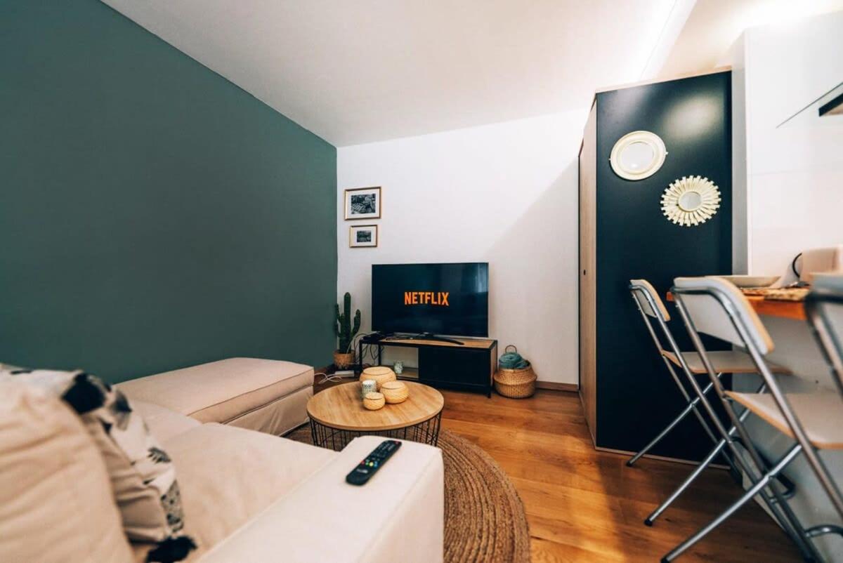 Cozy Studio with Terrace, Pet-Friendly, Near Center - Housity