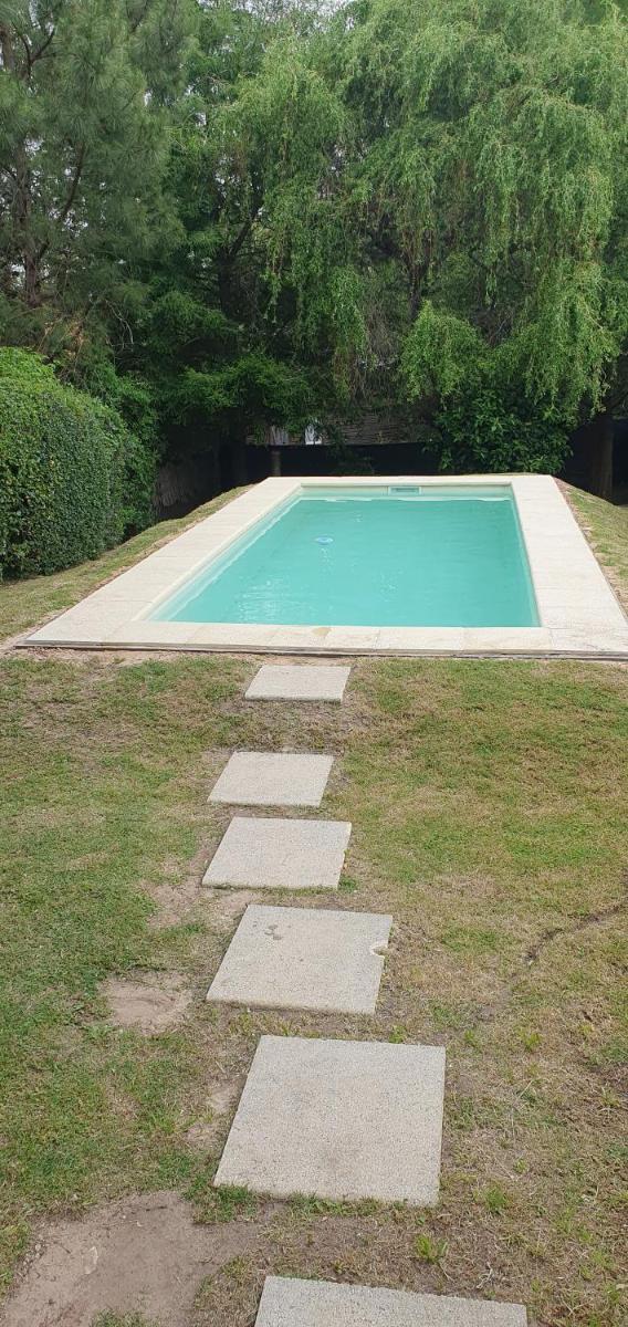Hermosa casa con piscina a 2 cuadras de la playa - Housity