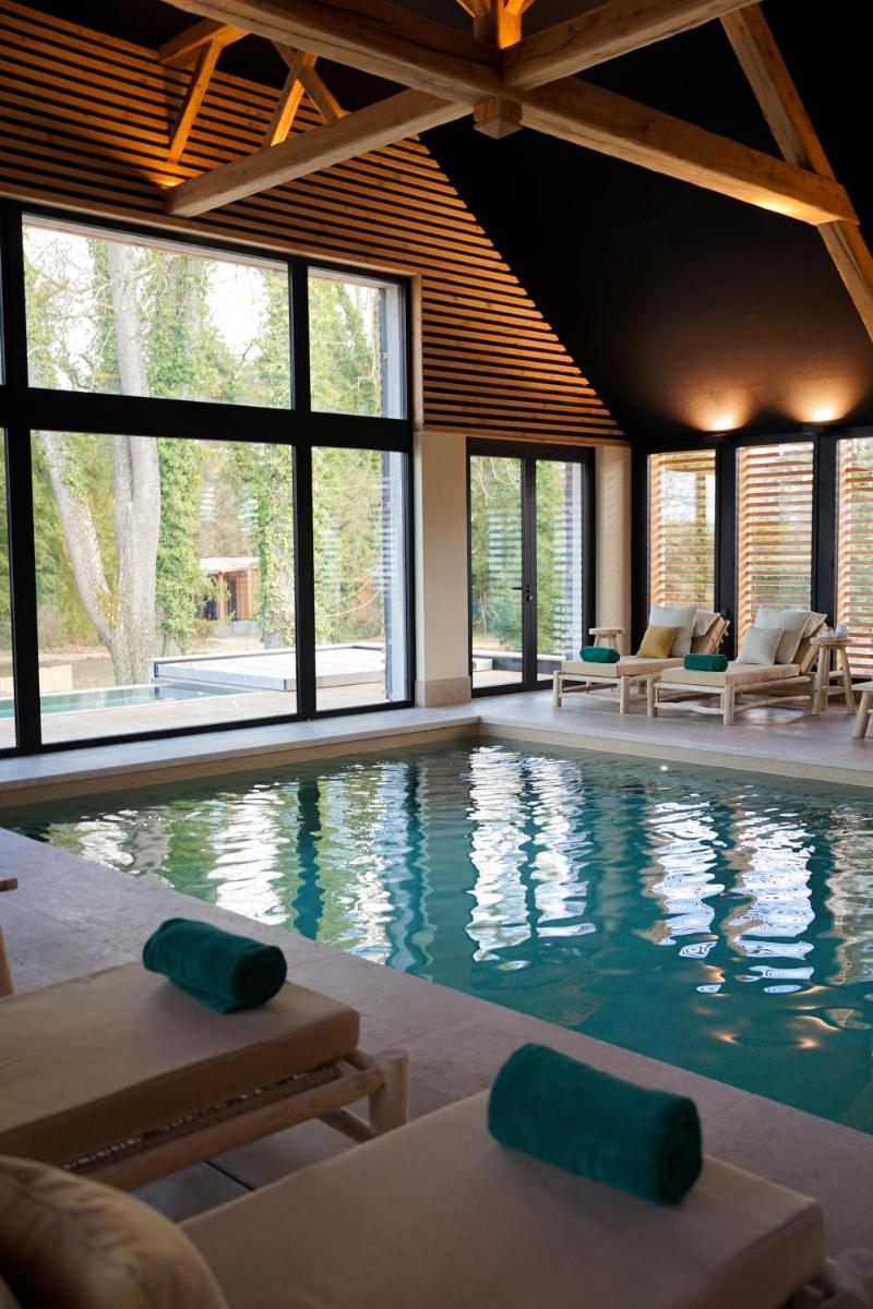 Piscine de l'établissement Hostellerie De Levernois ou située à proximité