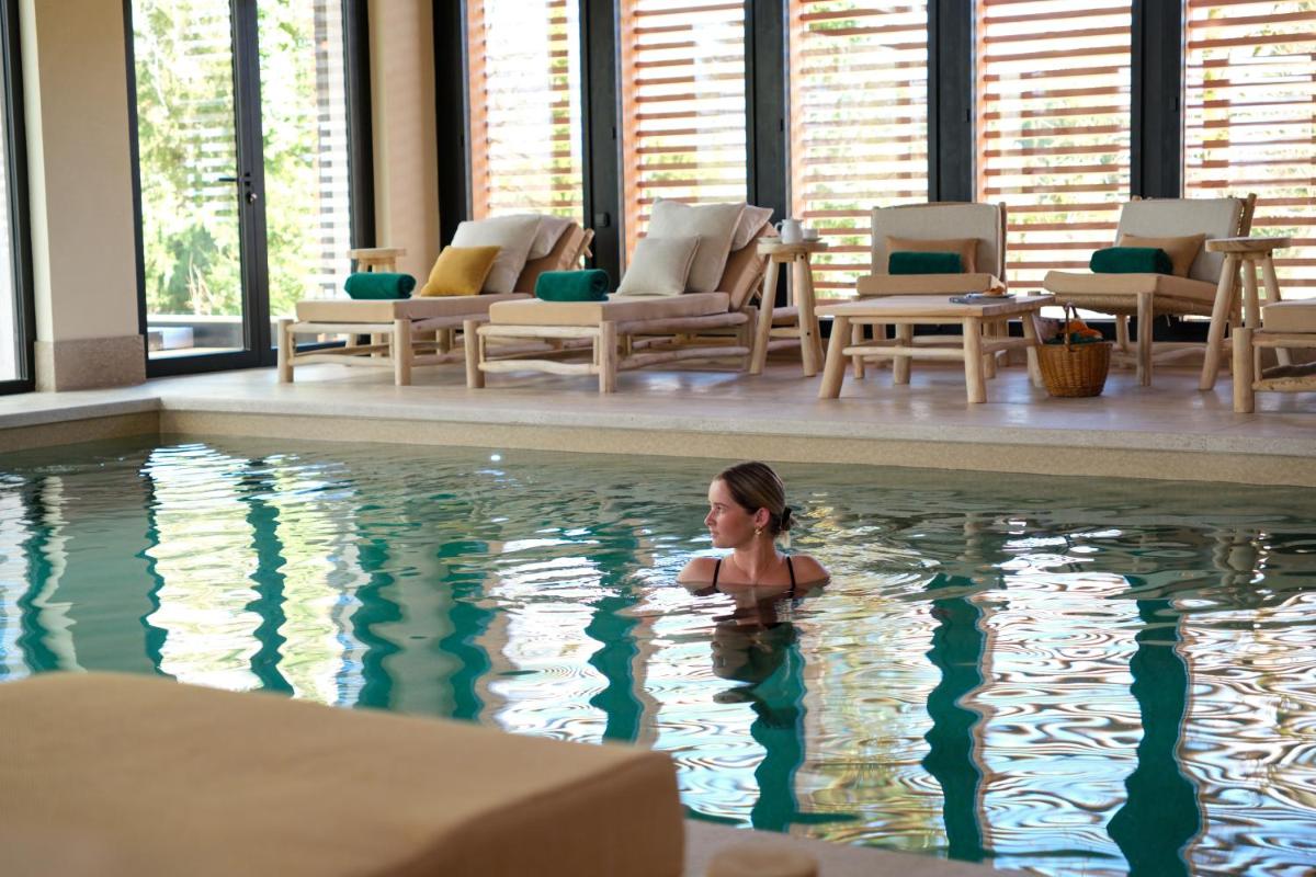 Piscine de l'établissement Hostellerie De Levernois ou située à proximité
