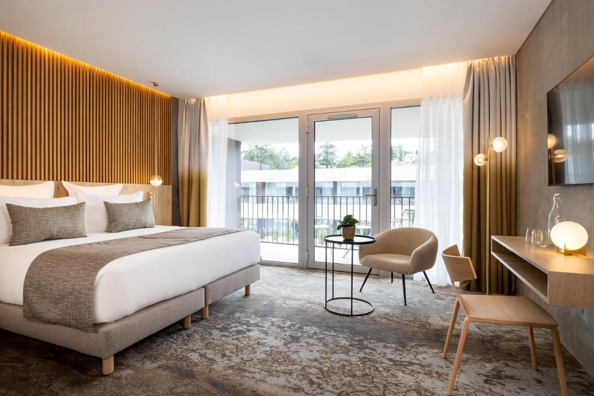 Un ou plusieurs lits dans un hébergement de l'établissement Hôtel Spa Restaurant Villa Castellane
