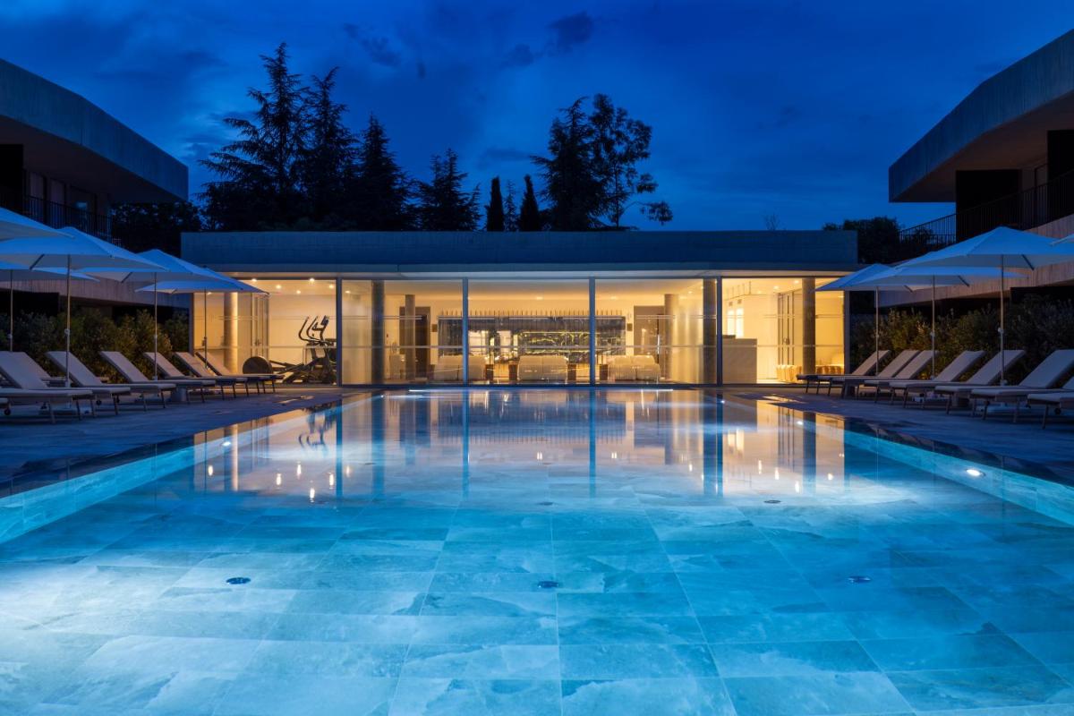 Piscine de l'établissement Hôtel Spa Restaurant Villa Castellane ou située à proximité