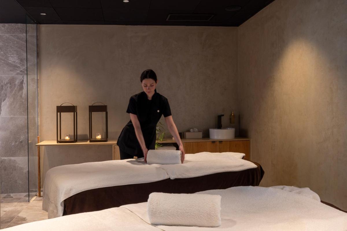 Un ou plusieurs lits dans un hébergement de l'établissement Hôtel Spa Restaurant Villa Castellane