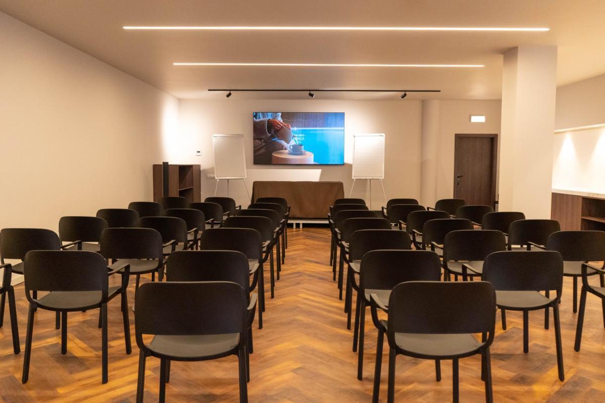 A área empresarial e/ ou a sala de conferências de The Lince Braga