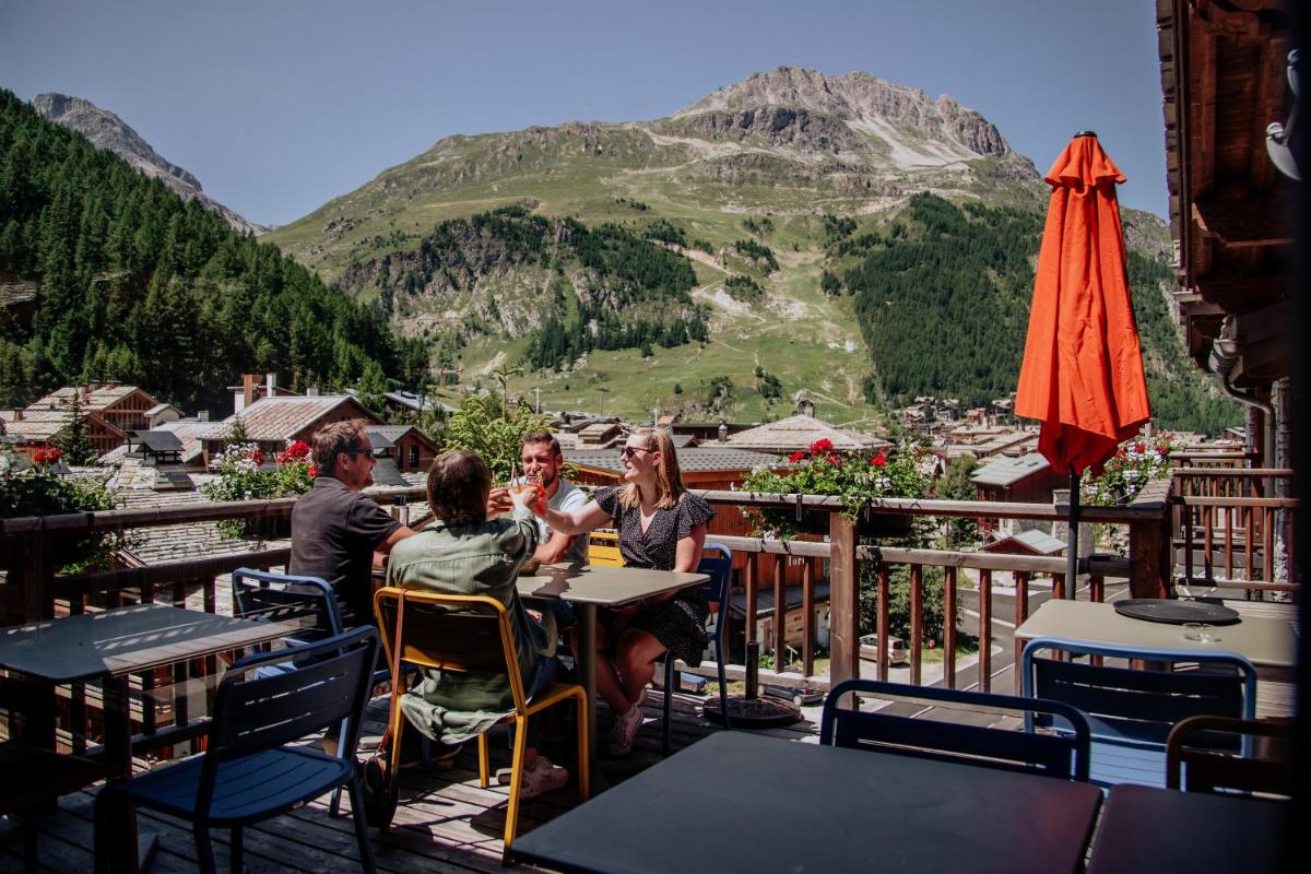 Vue générale sur la montagne ou vue sur la montagne depuis l'hôtel