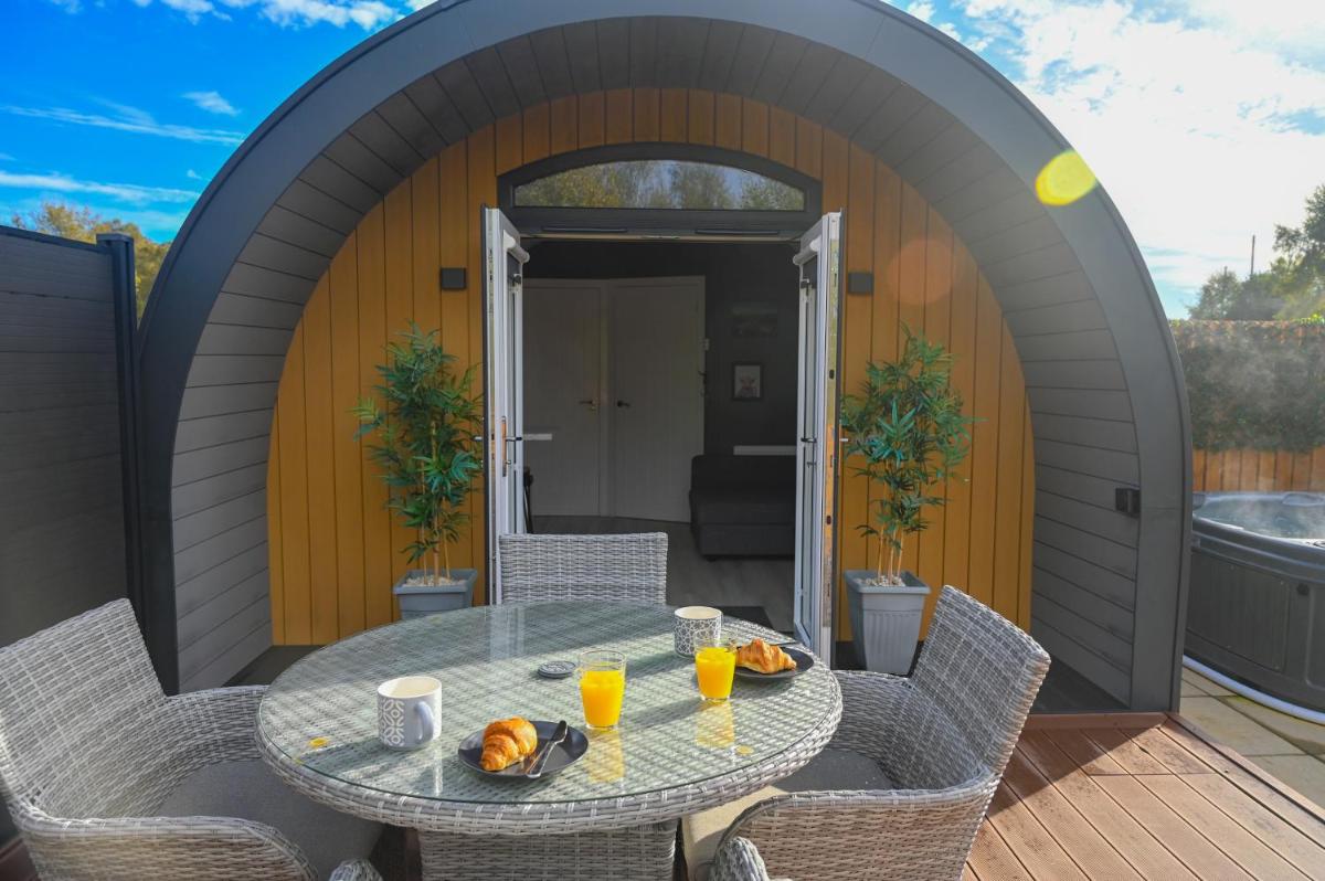 Newmore Highland Pods with Hot Tubs on NC500 - Housity