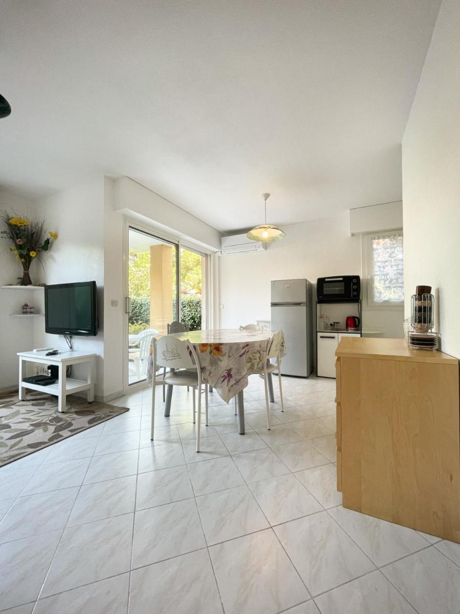 Superb Apartment With Garden Near The Sea - Housity