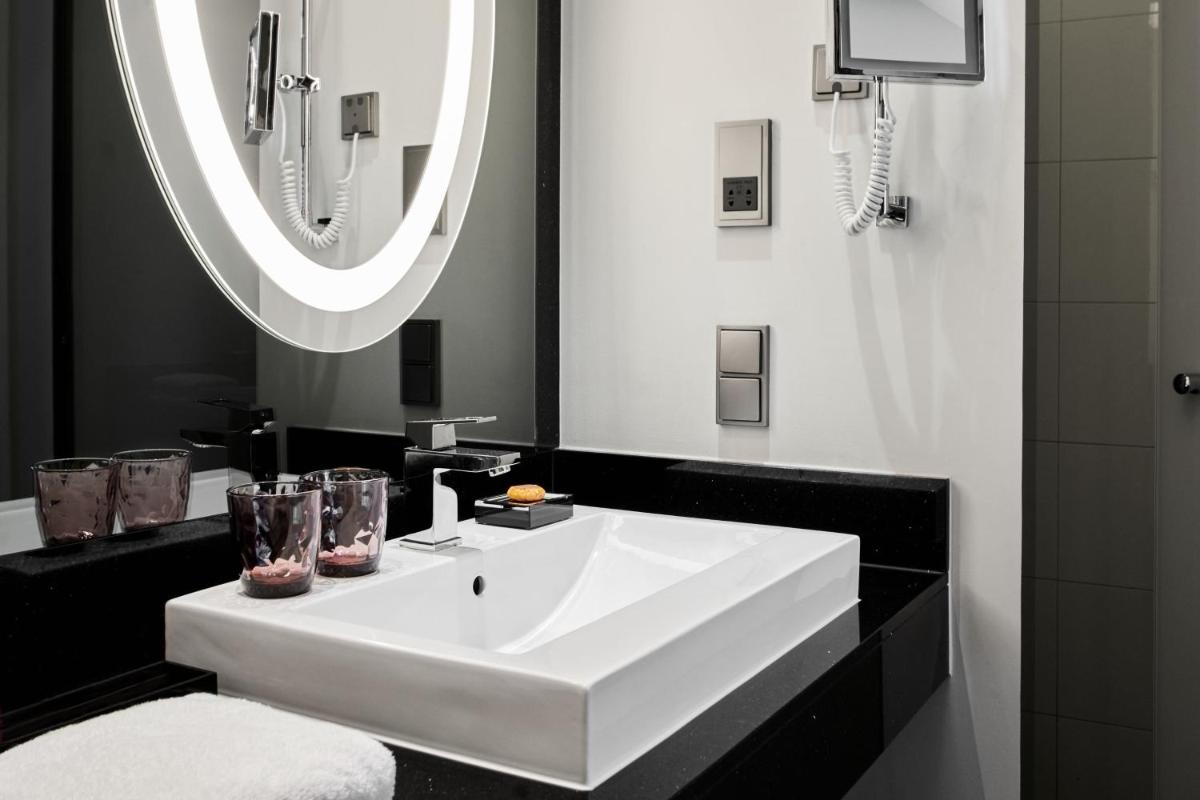 Ein Badezimmer in der Unterkunft Roomers Berlin Steinplatz, Autograph Collection