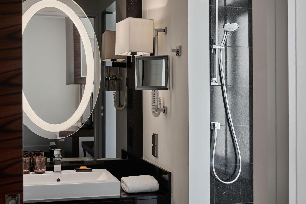 Ein Badezimmer in der Unterkunft Roomers Berlin Steinplatz, Autograph Collection