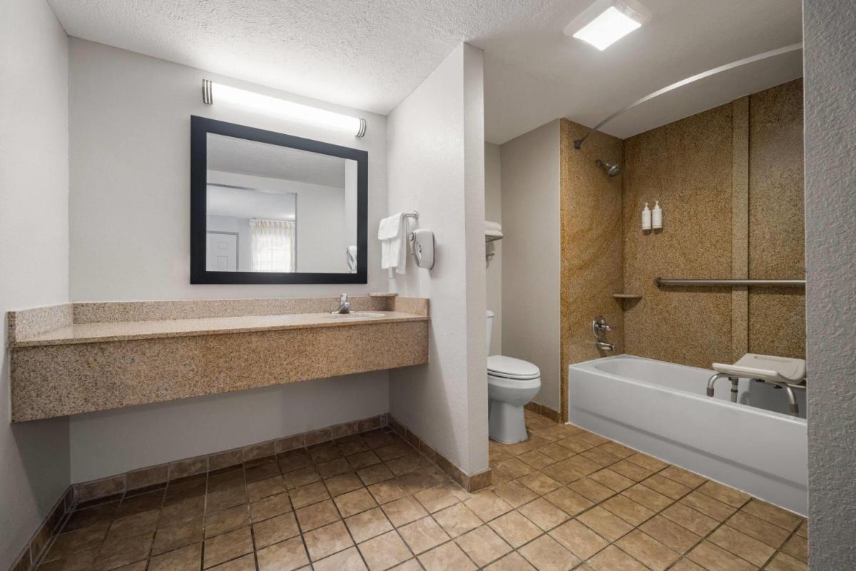 Days Inn by Wyndham Canton - Housity