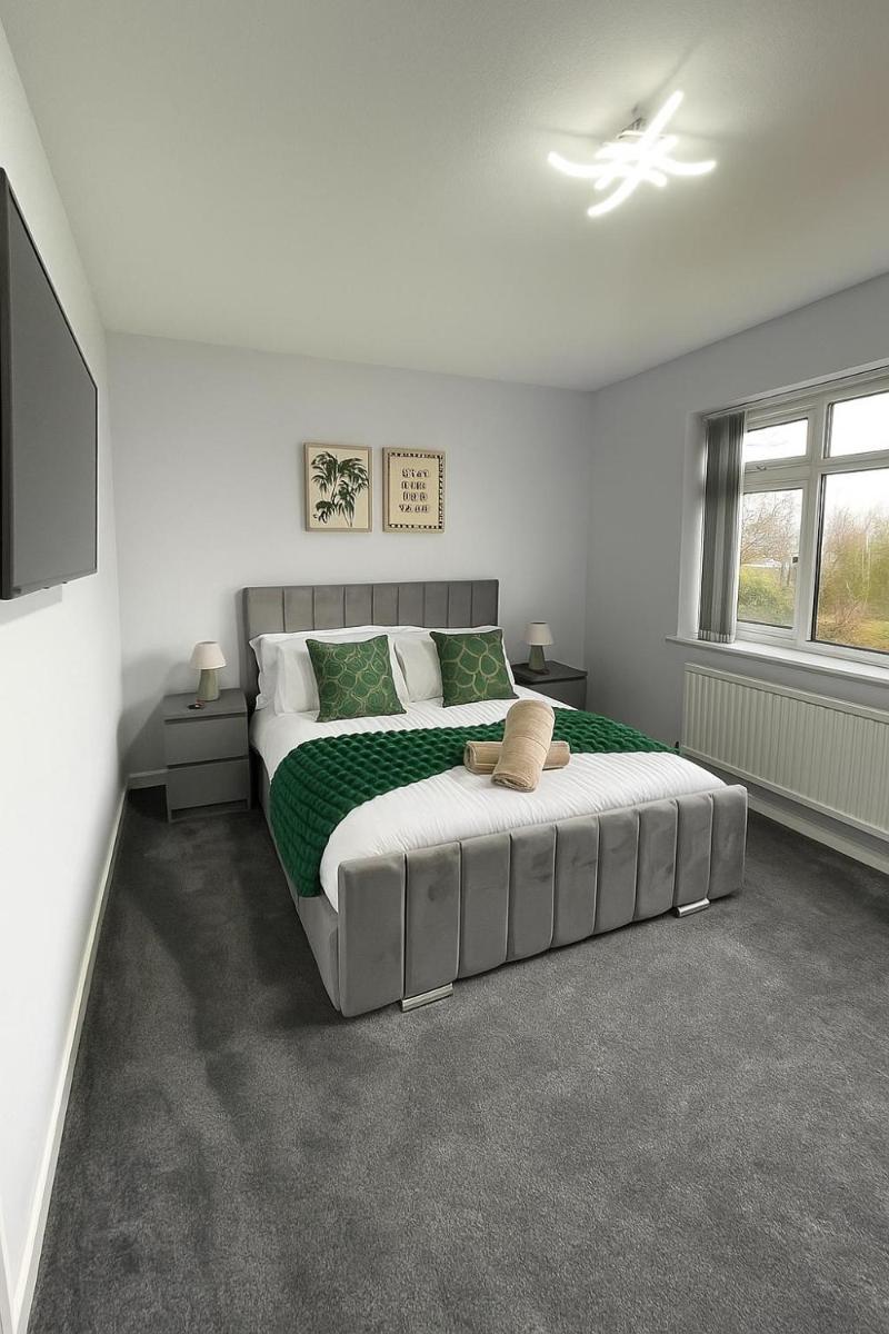 Spacious 3 BR in Hale, Driveway 5 Min Airport - Housity