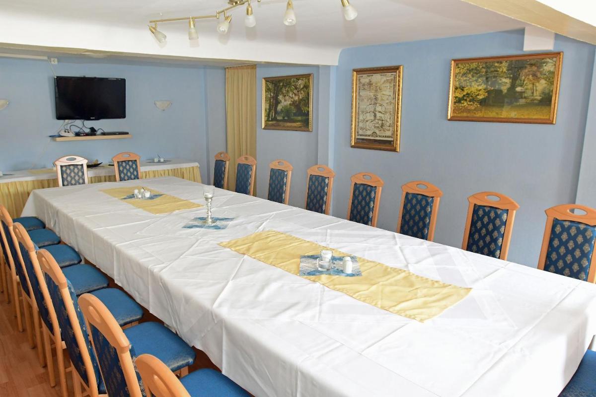 Hotel garni Goldene Henne - Housity
