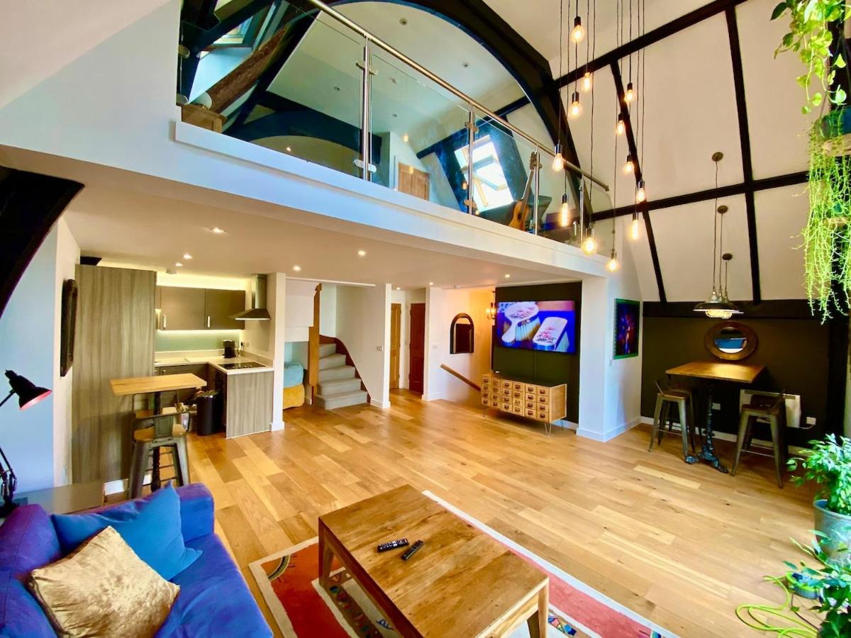 Fabulous Converted Church Apartment Town Centre - Housity
