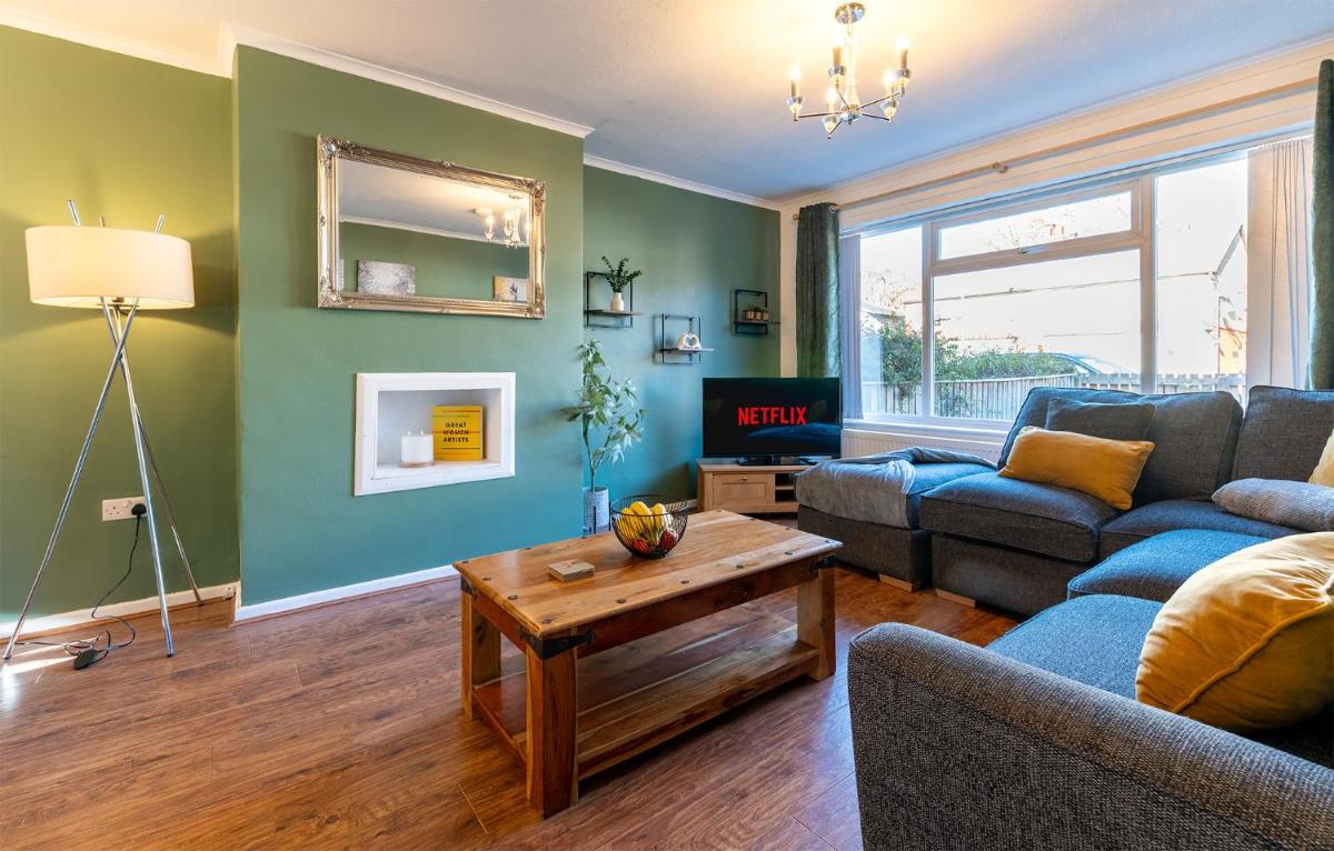 Headingley Home Next to Stadiums with Off Street Parking and Excellent Transport Links - Housity
