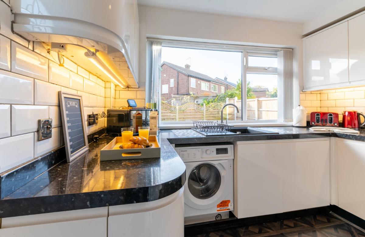 Headingley Home Next to Stadiums with Off Street Parking and Excellent Transport Links - Housity