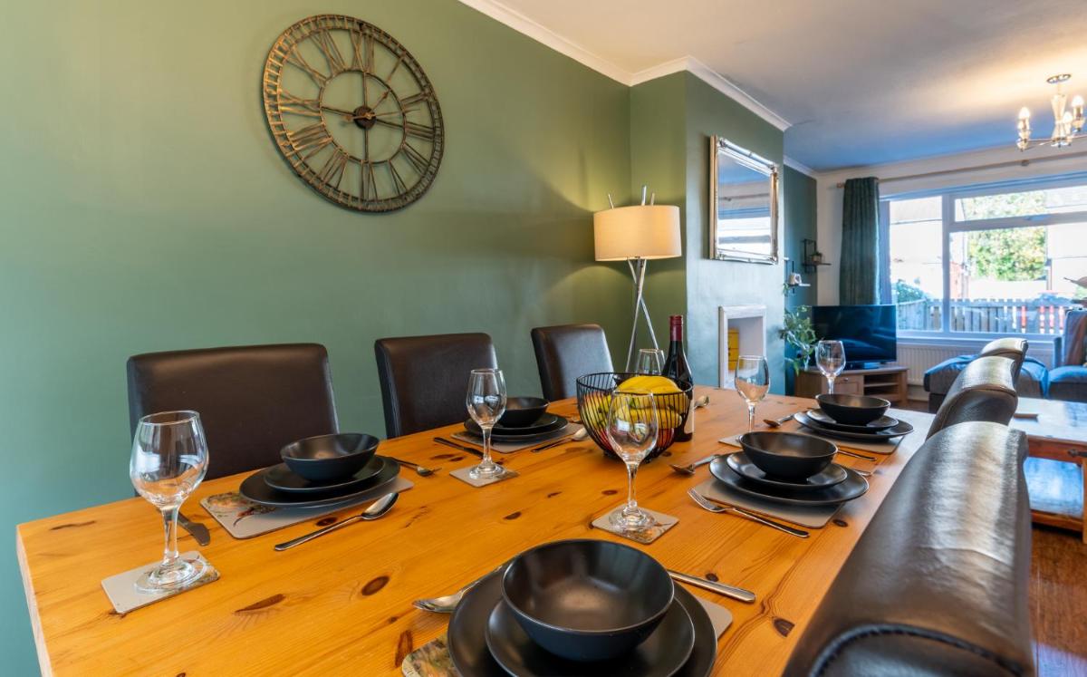 Headingley Home Next to Stadiums with Off Street Parking and Excellent Transport Links - Housity