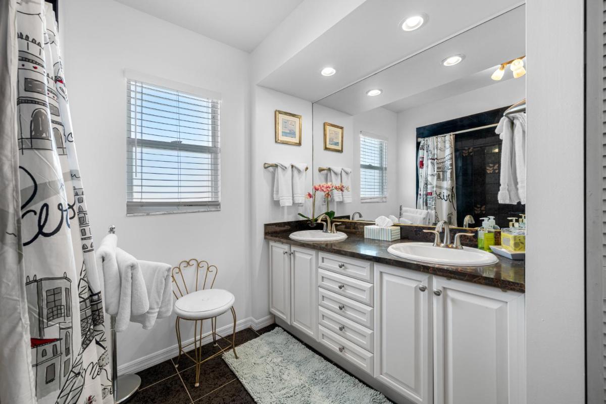 Carousel Suites -Redington Shores - Housity