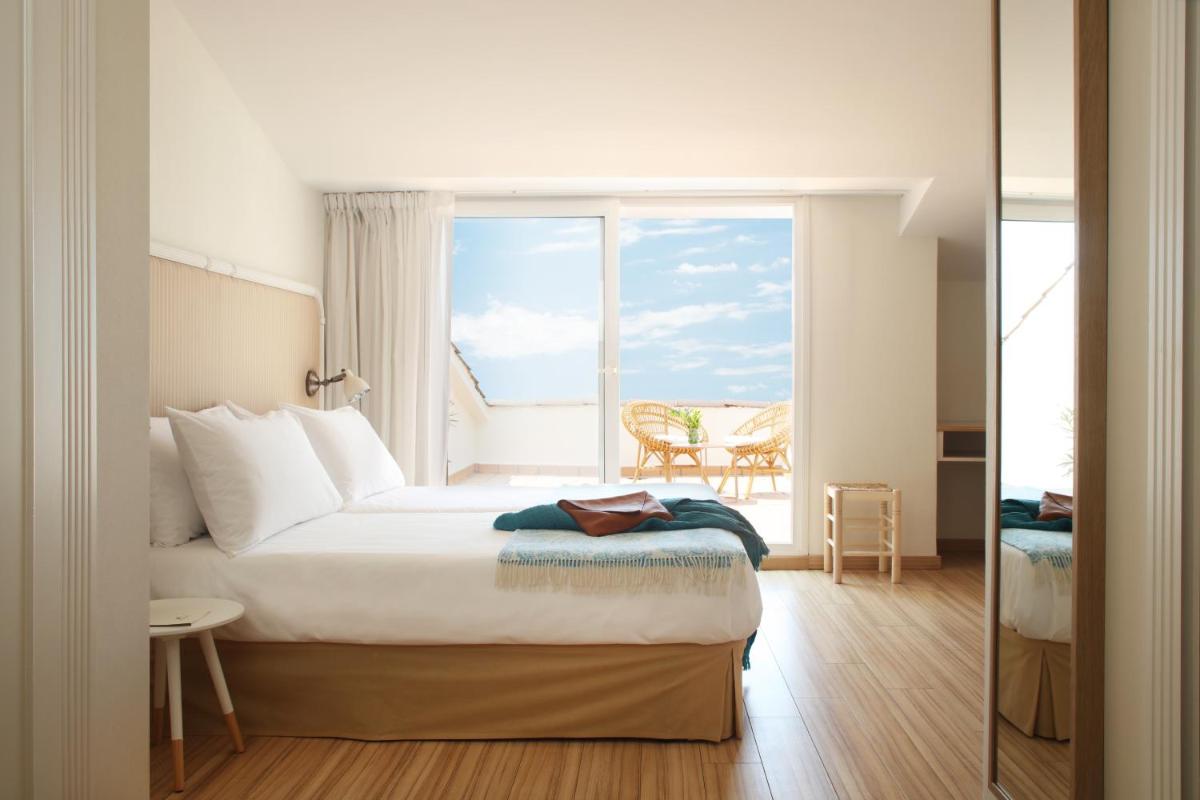 Una habitación de hotel con una cama y una ventana grande. en Augusta Club & Spa - Adults Only, en Lloret de Mar 29 fotos más