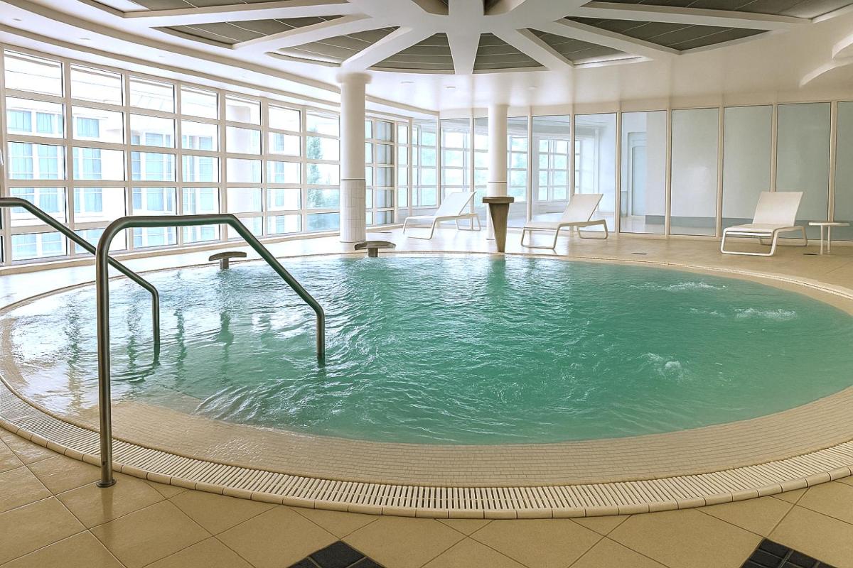 Piscine de l'établissement Célestins Spa Thermal & Hôtel by Vy Resort ou située à proximité