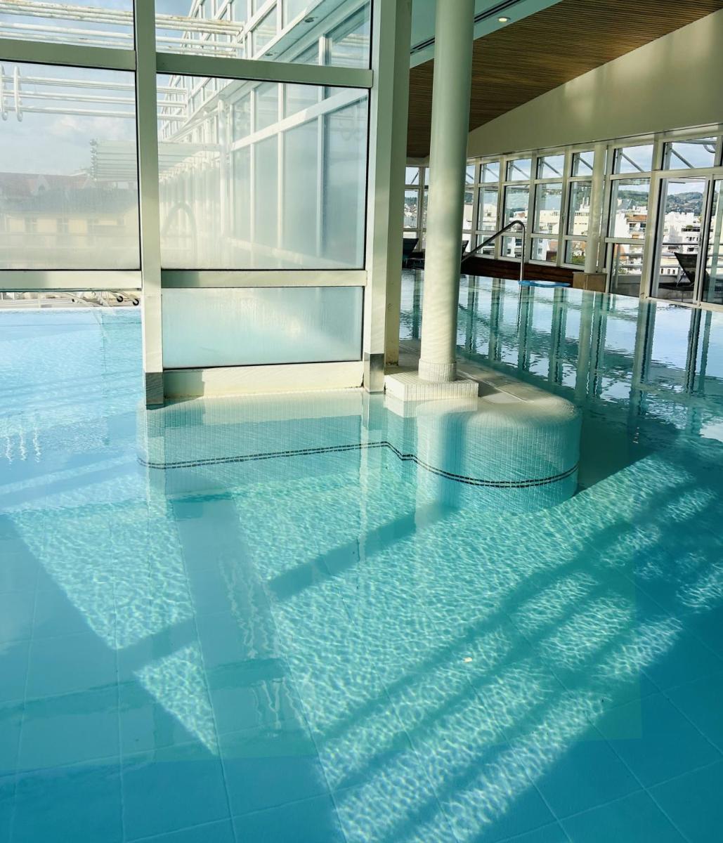 Piscine de l'établissement Célestins Spa Thermal & Hôtel by Vy Resort ou située à proximité