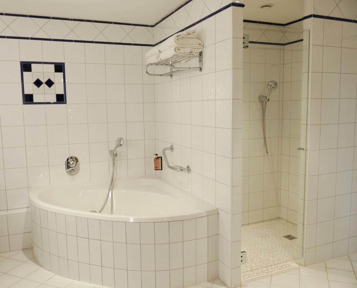 Salle de bains dans l'établissement Célestins Spa Thermal & Hôtel by Vy Resort