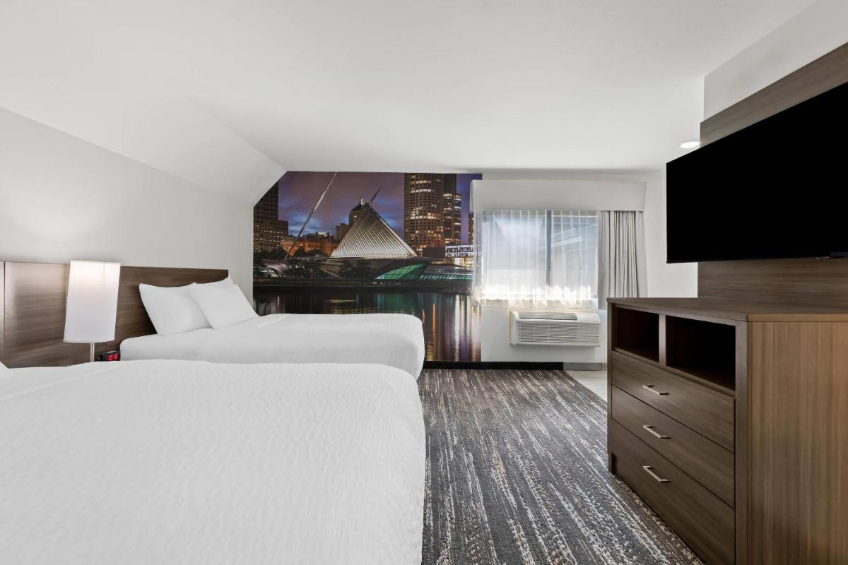 Clarion Pointe Milwaukee Airport - Housity