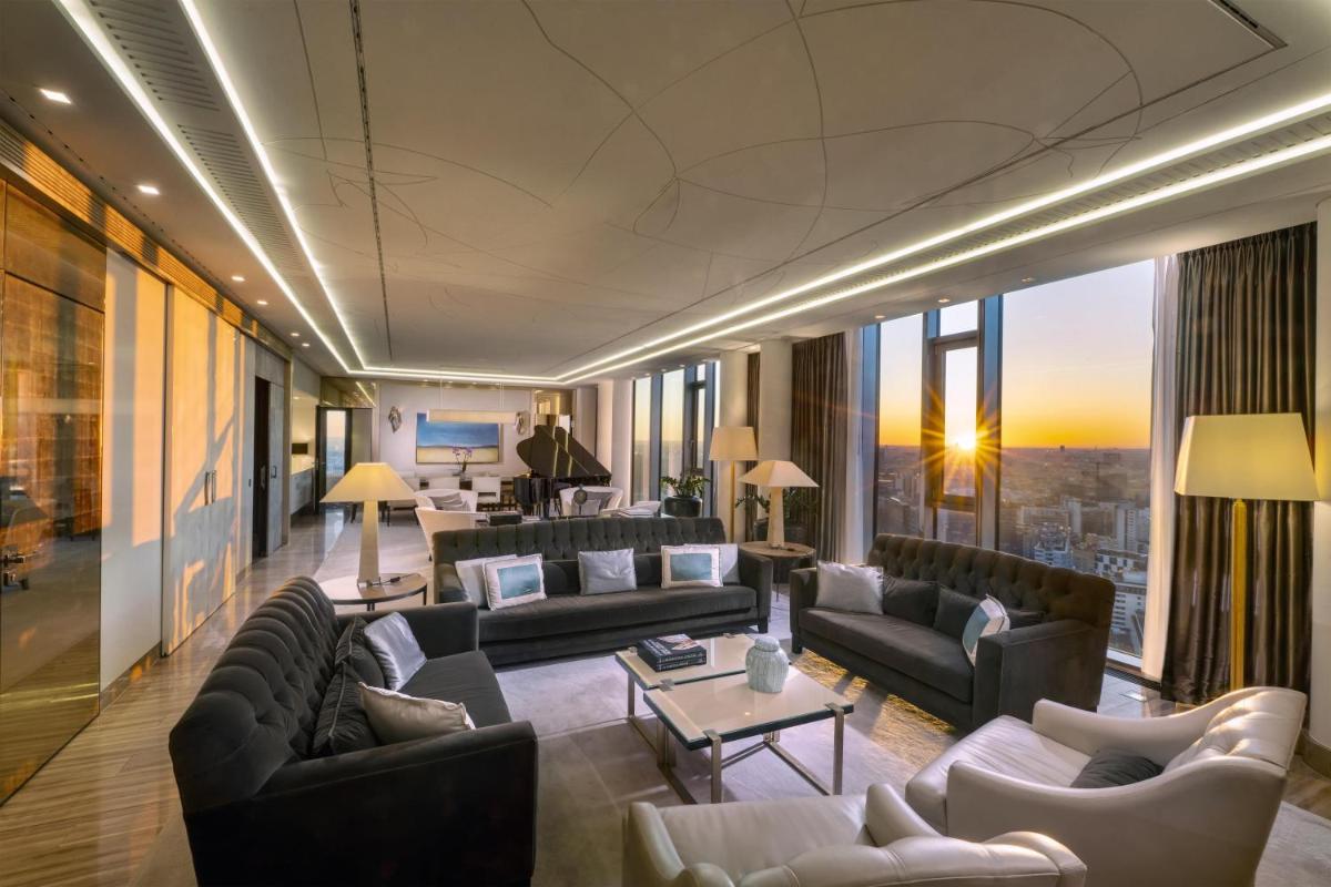 Ein Sitzbereich in der Unterkunft Waldorf Astoria Berlin