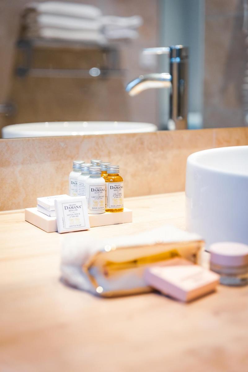 Salle de bains dans l'établissement Grand Hôtel du Luxembourg & Spa