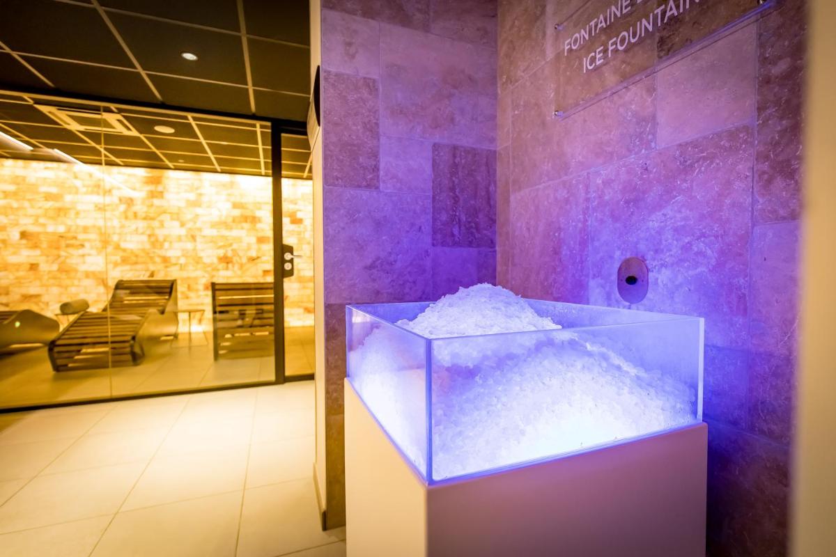 une exposition dans un musée avec une boîte de neige dans l'établissement Grand Hôtel du Luxembourg & Spa, à Bayeux