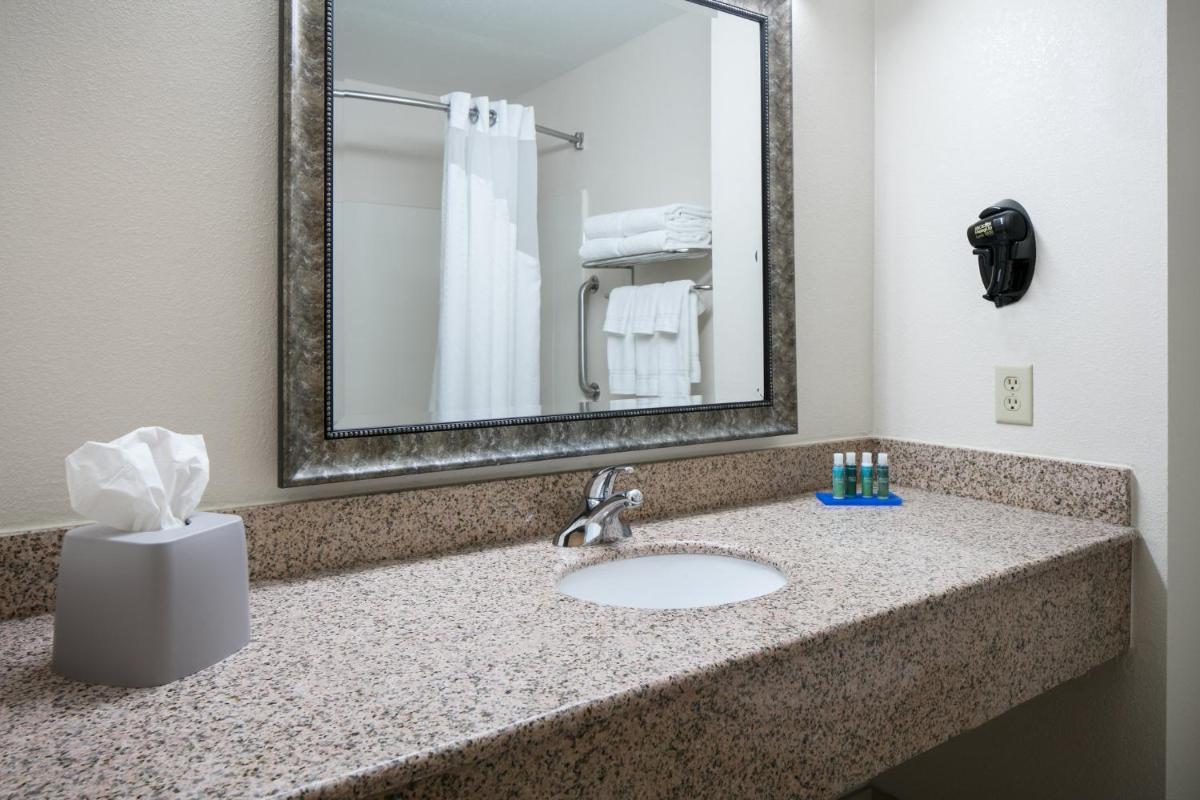 Holiday Inn Express & Suites Clinton, an IHG Hotel - Housity