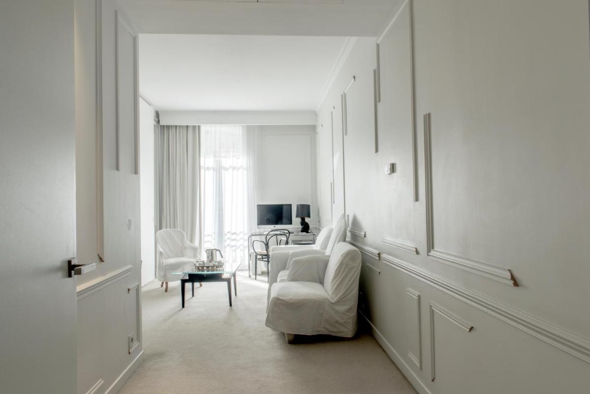 Télévision ou salle de divertissement dans l'établissement La Maison Champs Elysées
