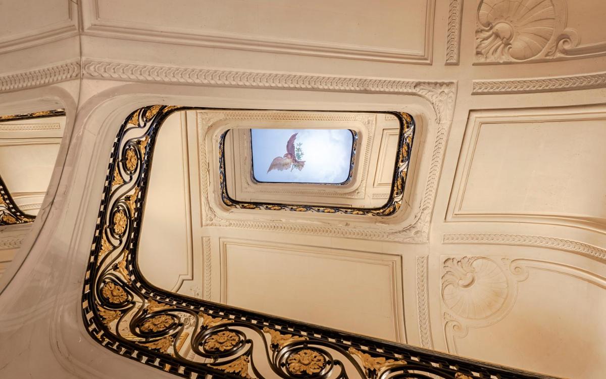 Télévision ou salle de divertissement dans l'établissement La Maison Champs Elysées