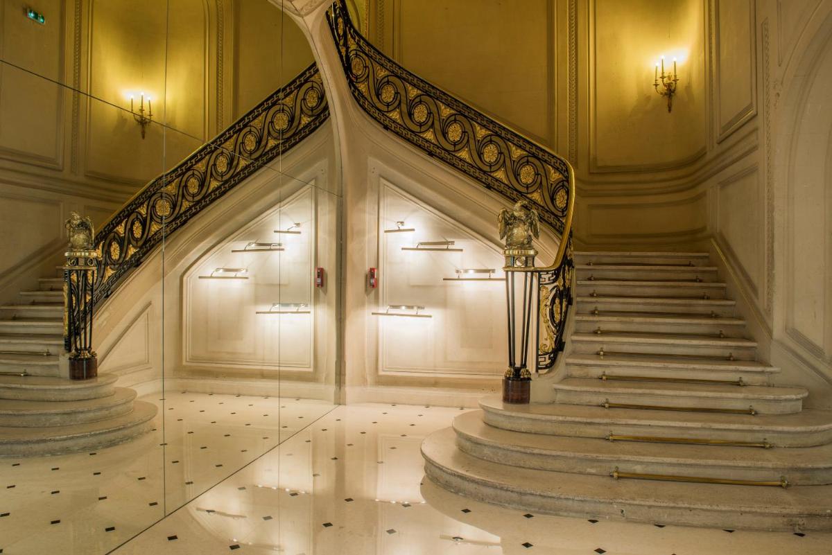 un escalier dans un bâtiment avec des lumières dans l'établissement La Maison Champs Elysées, à Paris