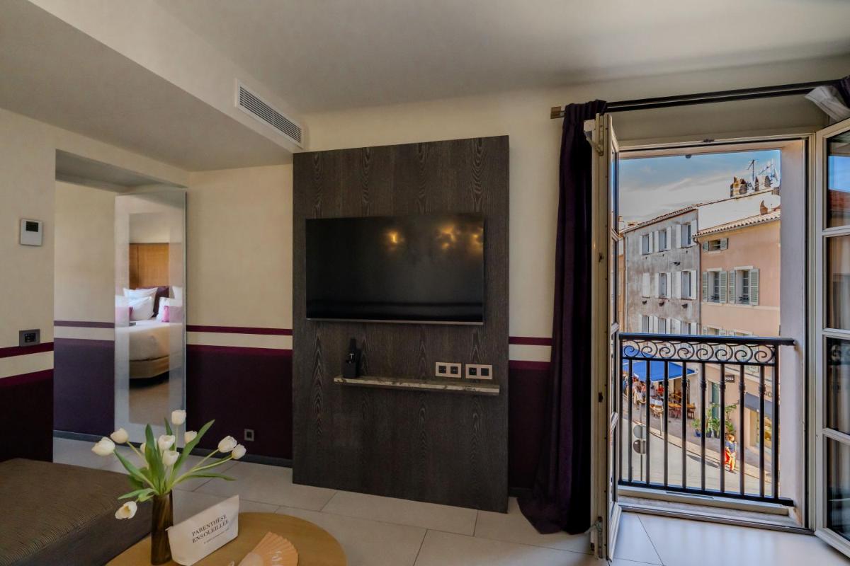 Télévision ou salle de divertissement dans l'établissement Hôtel de Paris Saint-Tropez