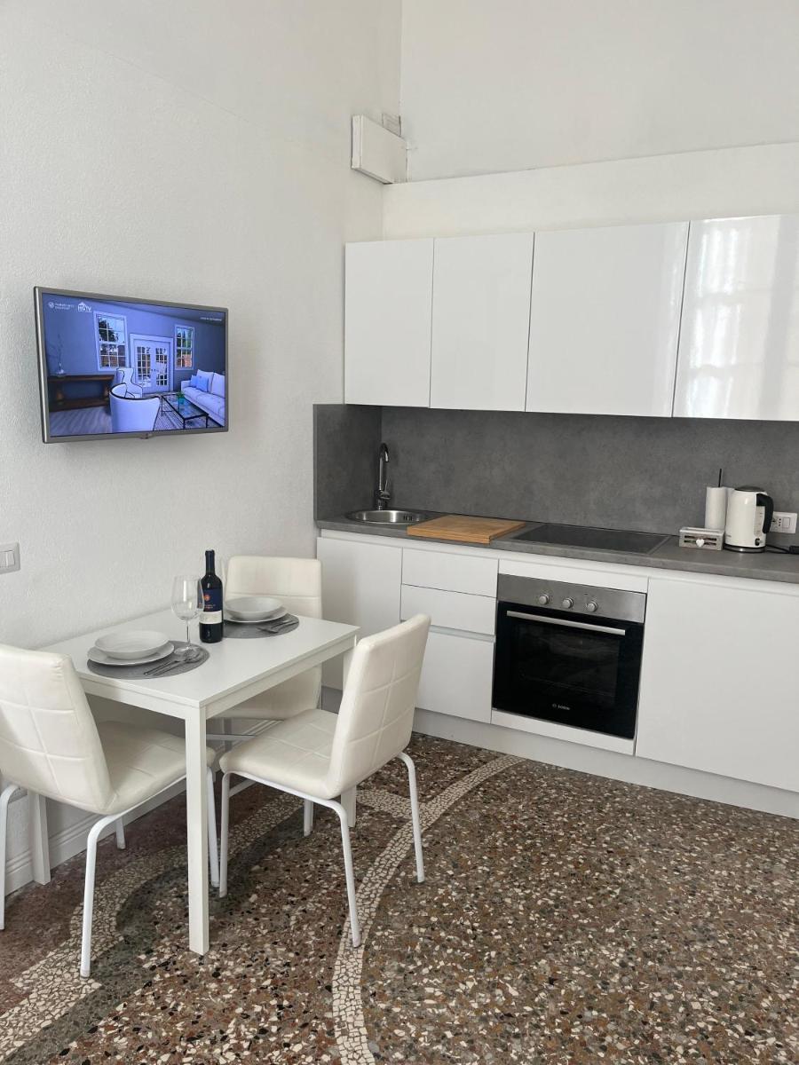 Como Living Apartment with balcony - City Center, near the lake - Housity